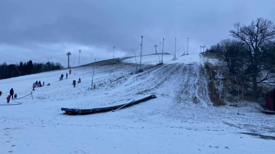Minusgraderna är här och nu ska Vilstabacken täckas med snö. "Vi jobbar så hårt vi kan, dygnet runt när det är möjligt."