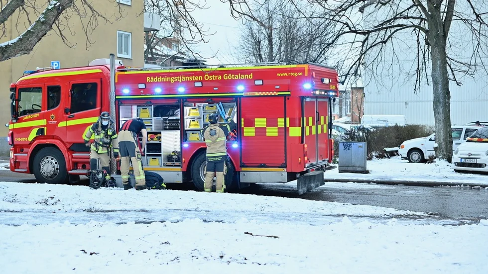 En personbil brann på en parkering i centrala Linköping.