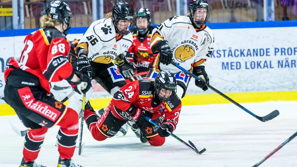 Ronja Savolainen och Zsofia Jokai Szilagy i Luleå Hockey/MSSK mot SDE i SDHL. (Arkivbild)