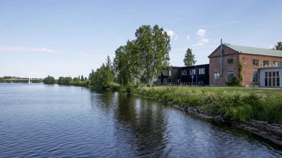 Dödsolyckan inträffade i höjd med Fabriken på Gimonäs. Mannen fördes till Norrlandsuniversitetssjukhus, men hans liv gick inte att rädda.