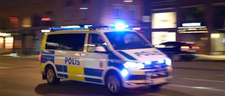 Körde in i polisbuss under biljakt – åtalas