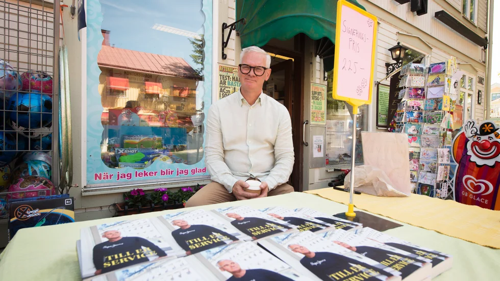 Anders Scharp signerar böcker vid Trosa Bokhandel.