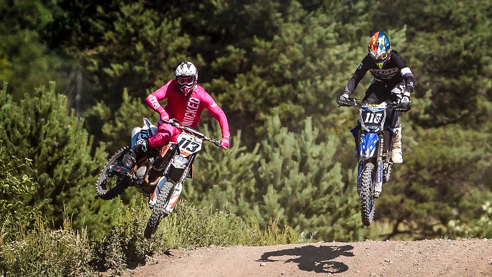 Korta snabba heat väntas för Niklas Pettersson och Lucas Hassel från Göta MS, när en speedcross tävling avgörs på Nya Pepparrotsbanan utan publik.