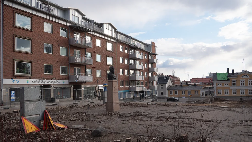 Stängda skolor, men "ny" stadspark leder till liknelsen med många fallna öststater.