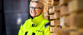 Hon får kommunens första jämställdhetsutmärkelse – för sitt arbete med att skapa en jämställd arbetsplats på ett historiskt mansdominerat företag: ”Jag blir lite rörd”