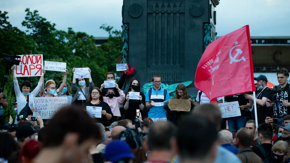 En grupp demonstranter protesterar mot Putins fortsatta styre på Pusjkintorget i centrala Moskva.