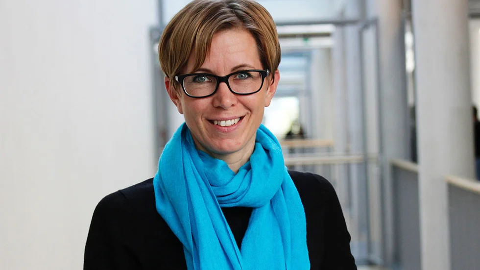 Anna Uhlin är doktorand på Mälardalens högskola och forskar inom virtuella möten och virtuella team. 