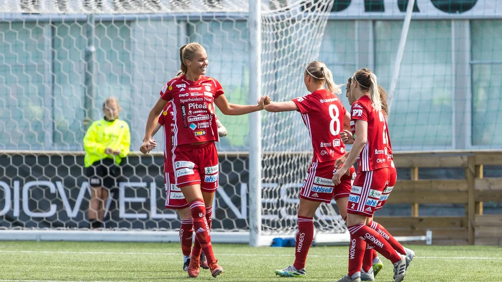 Nina Jakobsson gratuleras av Julia Karlernäs efter att ha gjort säsongens första mål 2020