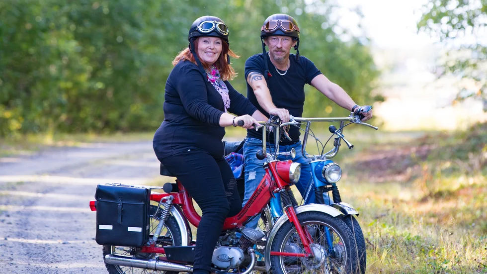 Lena Svanberg och Mikael Eriksson väljer små retromoppar framför tunga motorcyklar. 