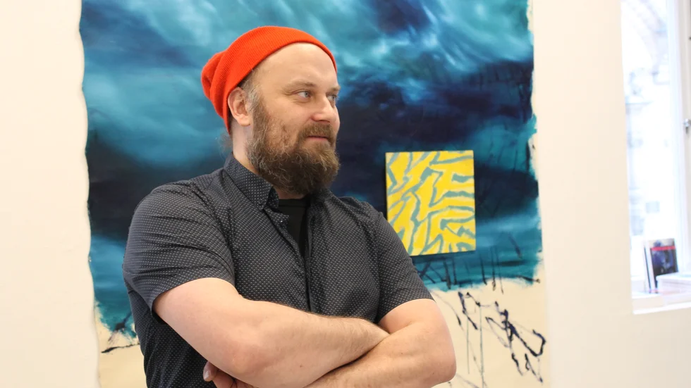 "Det hände någonting med mig nu under pandemin, jag började göra himlar, jag har aldrig målat himlar förut", säger konstnären Fredric Ilmarson som ställer ut på Galleri Kronan med vernissage i dag, lördag.