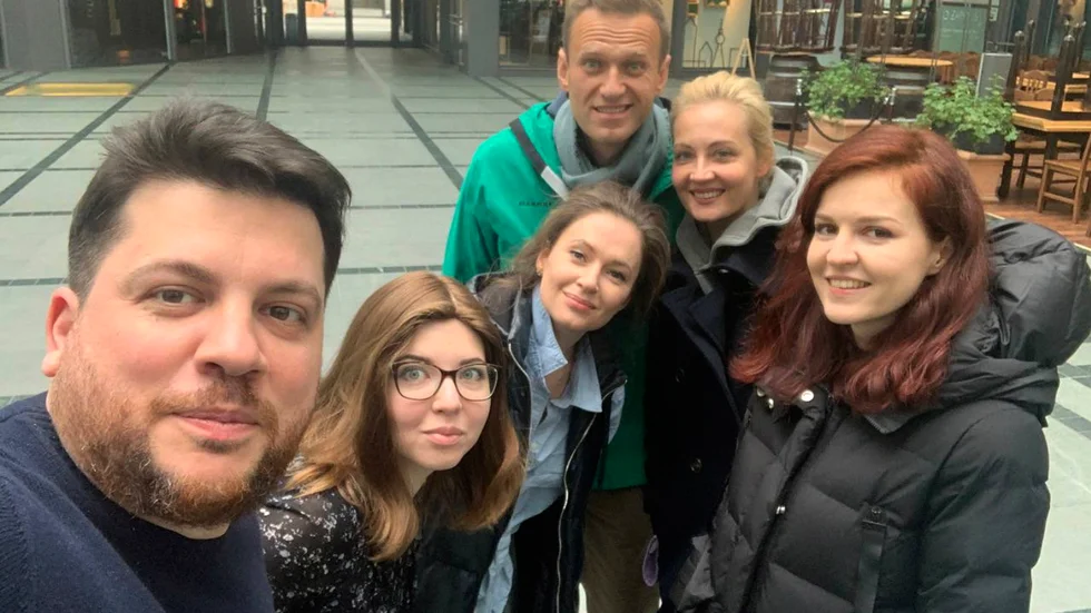 Leonid Volkov (närmast kameran) med bland andra Aleksej Navalnyj. Bilden togs i Tyskland i januari, och är hämtad från Volkovs Twitterkonto.