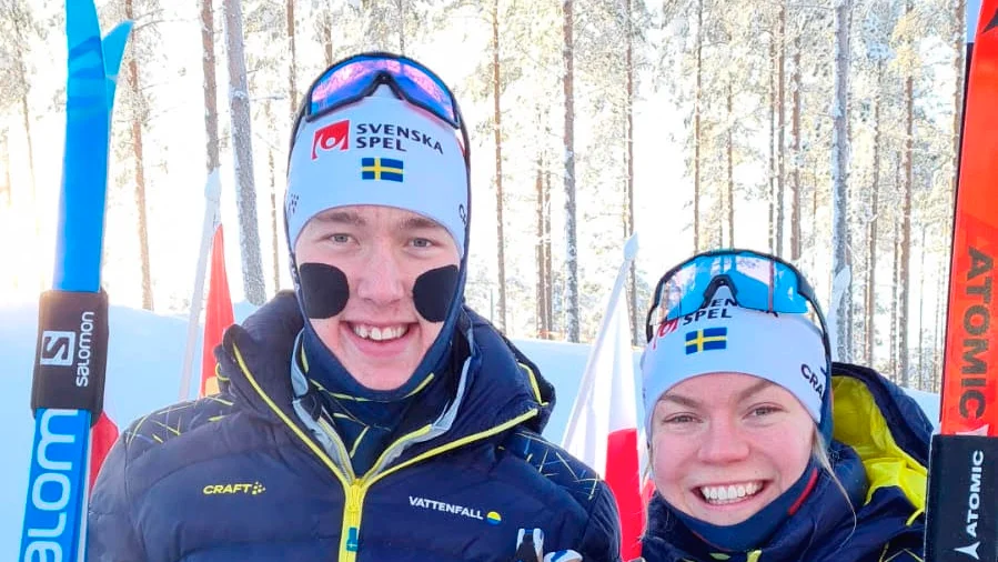 Moa Hansson, här med Emil Danielsson, körde sistasträckan när damerna på lördagsmorgonen bärgade guldet i stafetten. Arkivbild,