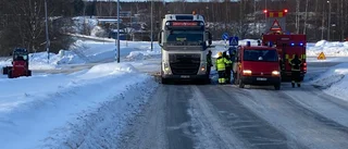 Lastbil krockade med plogbil – en förd till sjukhus