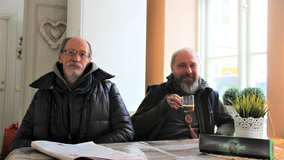 Levs Pavlovs och Maksim Teras tar en kaffe i värmen på Grottan.