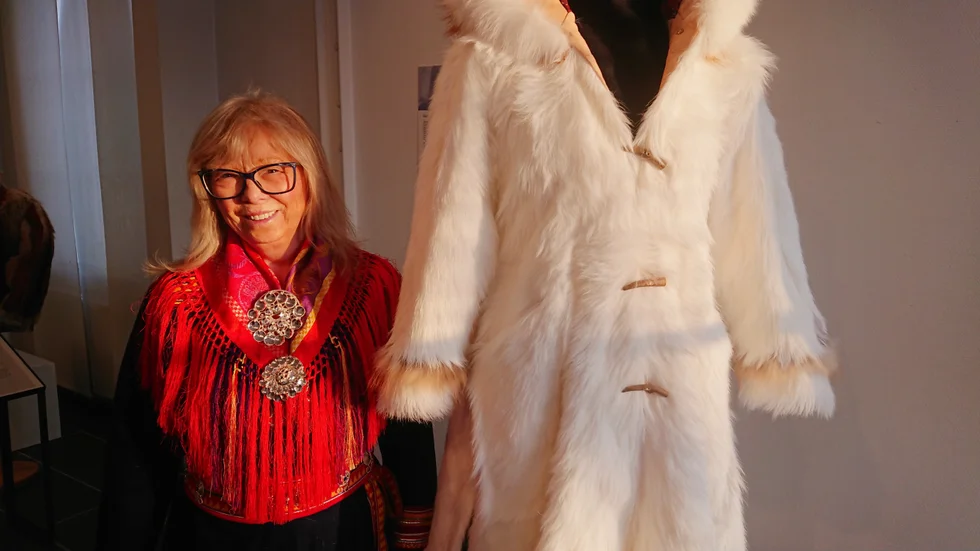 Karin Vasara visar sin stipendieutställning i Sameslöjdstiftelsens lokaler i Jokkmokk.
