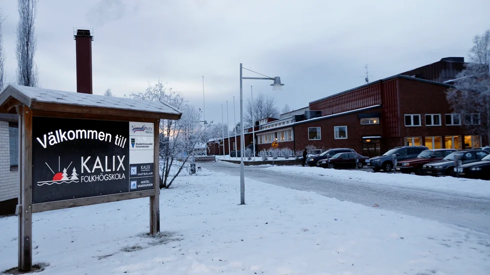 Kalix folkhögskola är en av många. Alla bidrar till försvaret av vår demokrati, skriver debattörerna.