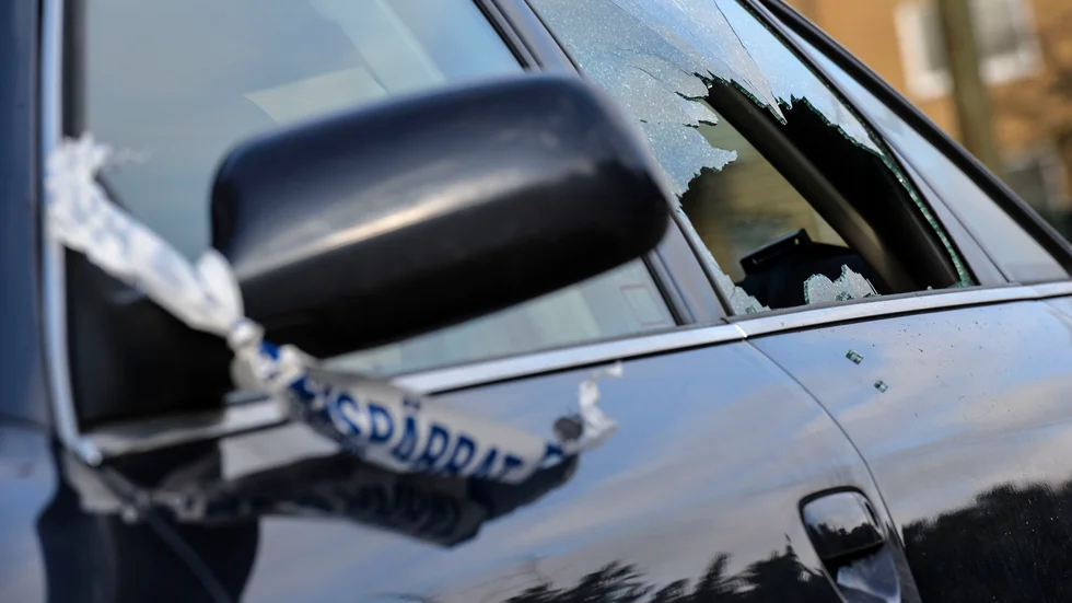 Två bilar möttes på en smal väg i närheten av Björkfors. Det hela eskalerade till en skadegörelse.
