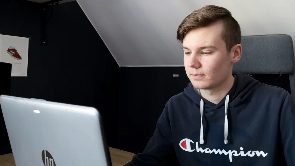 Albin Alm sitter hemma i Åkers styckbruk och pluggar. "Det har varit tufft under de längre perioderna", säger han.