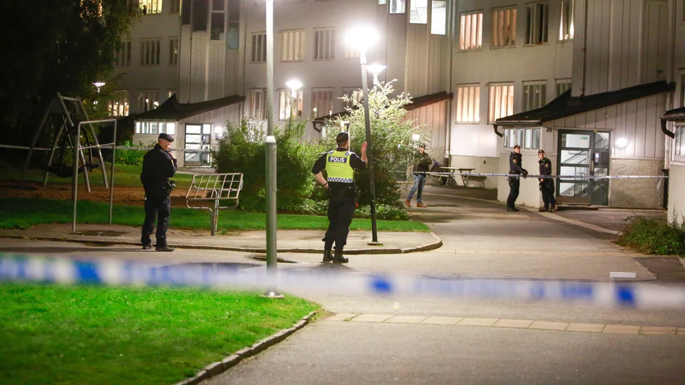 Polis vid platsen där två personer skadades i en skottlossning i Biskopsgården i Göteborg på måndagskvällen.