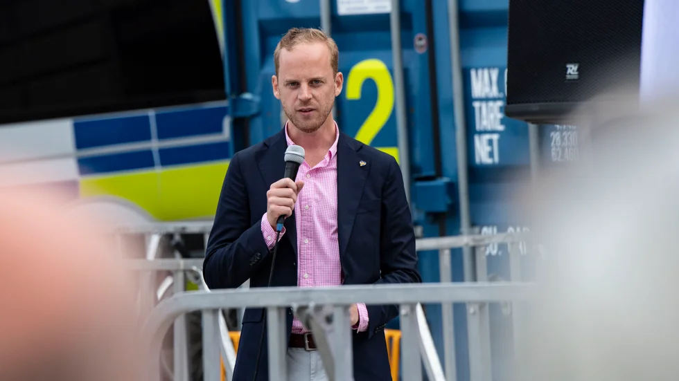 Gustav Kasselstrand är ordförande för Alternativ för Sverige - ett utbrytarparti ur SD. Enligt artikelförfattaren är Kasselstrands parti det enda som står upp för direktdemokrati genom folkomröstningar.
