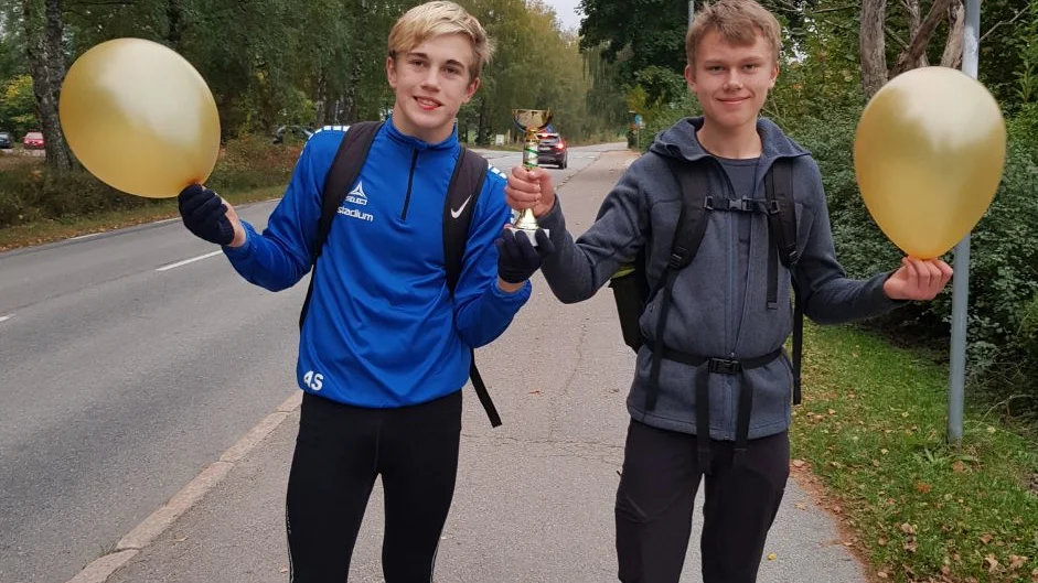 Aron Sjölund och Emil Lundström vandrade i fjorton timmar på lördagen. Allt flr att samla in pengar till Världens barn.  