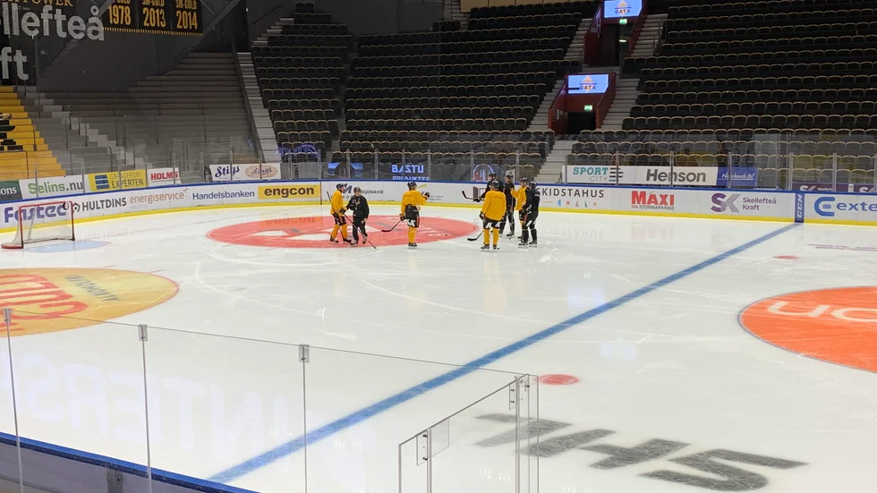 Backarna får instruktioner av Stefan Hedlund mellan två övningar under skills-träningen.