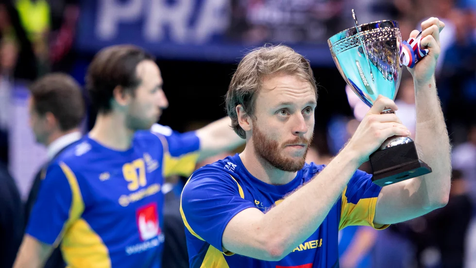 Sveriges lagkapten Johan Samuelsson med silverbucklan efter förra VM-finalen.