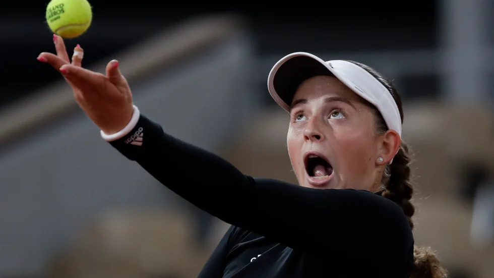Jelena Ostapenko är vidare i Paris efter seger över andraseedade Karolina Pliskova.