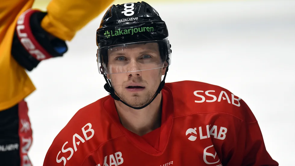 Petter Emanuelsson var tillbaka på isen för första gången på tre veckor på söndagen.