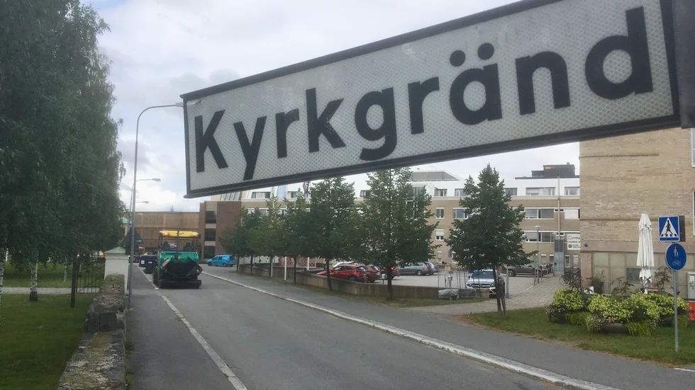 Här sparkades offret i huvudet av den 35-åriga kvinnan. Nu döms hon där påföljden blev en omfattande behandlingsinsats för att hon ska komma bort från missbruk och kriminalitet.