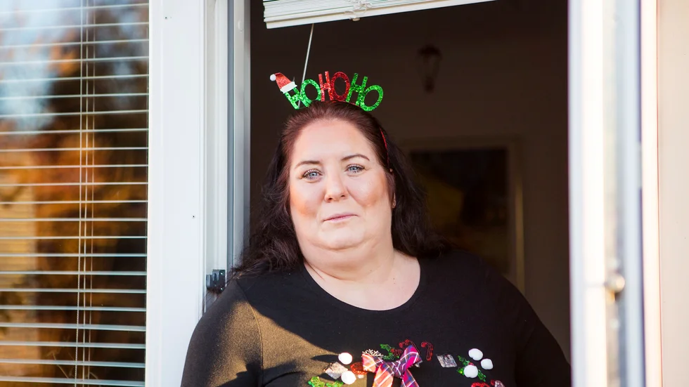 Lotta Petersen älskar allt som hör julen till. Men av rädsla för covid-19, hon tillhör en riskgrupp, måste hon avstå firandet med familjen.