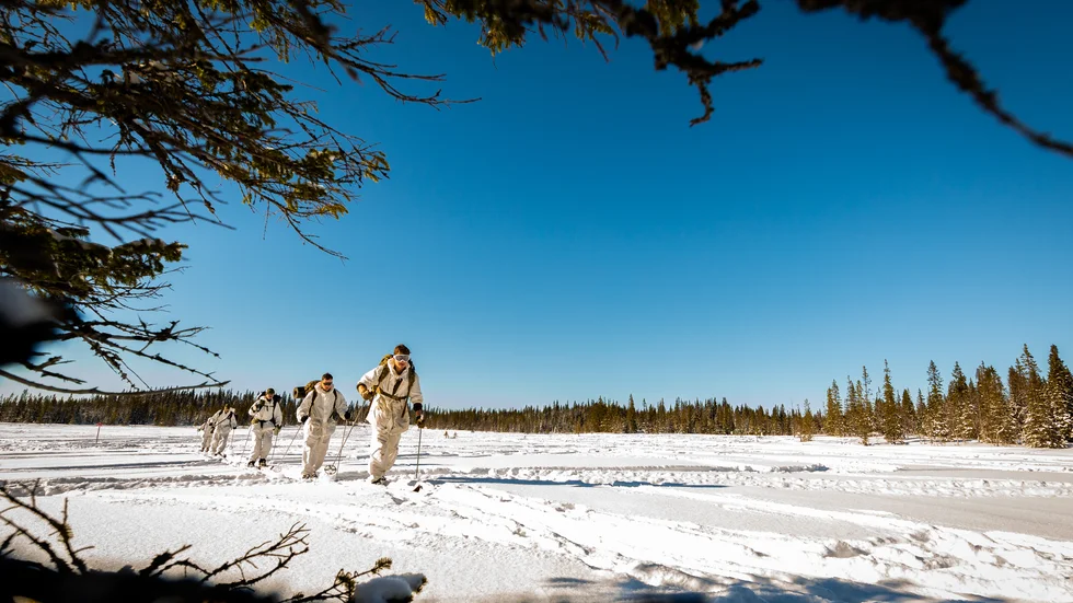Färsvarsförmågan ska stärkas - inte bara militärt. Debattörerna betonar vikten av att även civilförsvaret återupprustas.