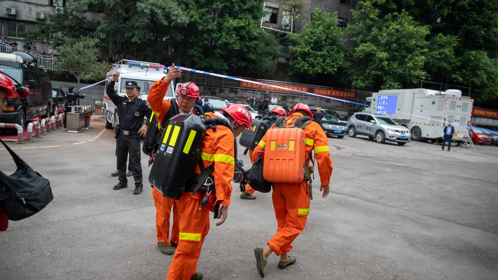 Räddningsarbetare i Chongqing vid en dödsolycka i en gruva i september.