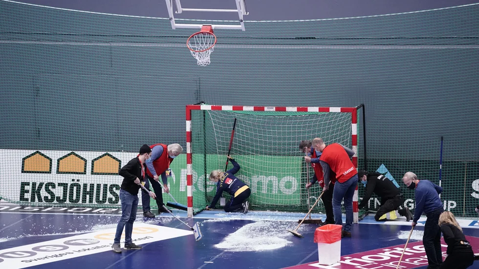 Funktionärer sopar upp glas efter det att basketkorgen krossades.