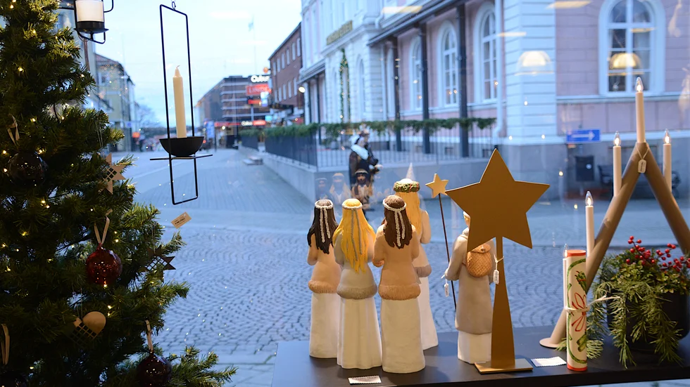 Bara enstaka flanörer var ute i centrum trots julskyltningssöndag.