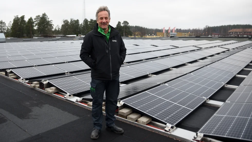Tore Karlsson, fastighetschef Coop Finspång, framför de 770 solcellspanelerna på taket till Viberga.