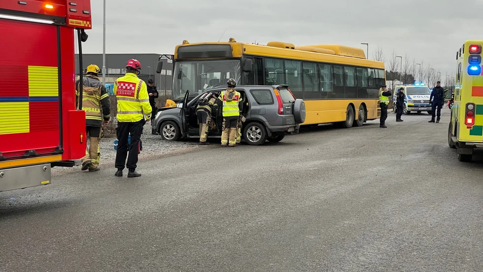 En buss och en personbil har krockat i Uppsala.