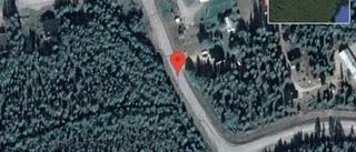 Brinnande fordon stoppar trafiken på väg 609