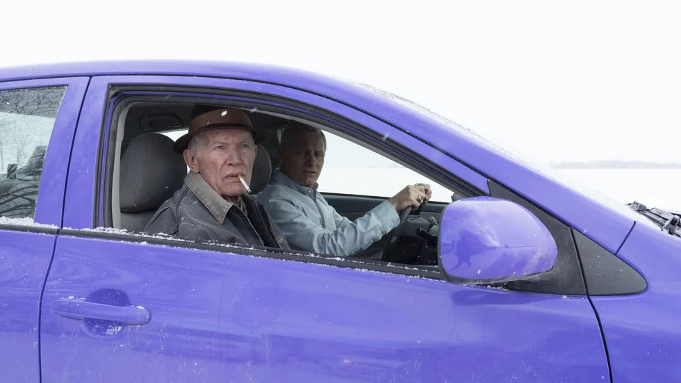 Kultskådisen Lance Henriksen (”Aliens”) och Viggo Mortensen spelar far och son i Mortensens regidebut, dramat ”Falling”. Pressbild.