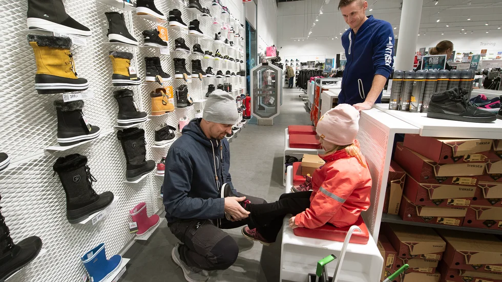 Kristian Södling köper vinterskor till sin dotter. Han ville passa på så tidigt som möjligt och var där när butiken öppnade. Sebastian Hallberg på Intersport tycker att det inte varit lika intensivt som det brukar under Black Friday.