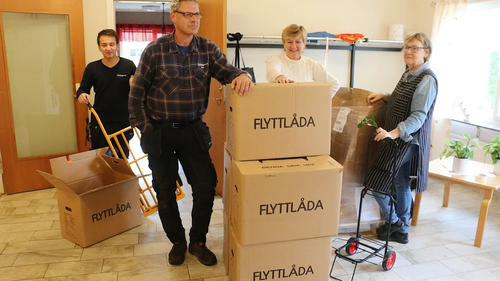 Flyttbestyr. Just nu är arbetet i full gång att tömma Församlingsgården inför renoveringen. Milad Haidari, Sven Andersson, Ann-Marie Daag och Annette Wainebro jobbar på för fullt.