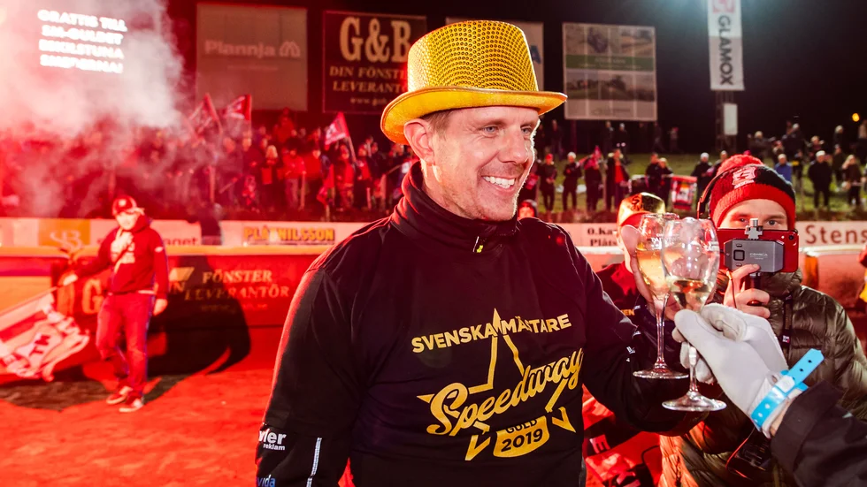 Lagledaren Jerker Eriksson var strålande glad efter Smedernas tredje raka SM-guld som kördes hem i Målilla förra året. Nu har han bestämt sig för att fortsätta som lagledare.