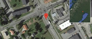 Personbil stillastående på väg 97 - helt stopp i ett körfält