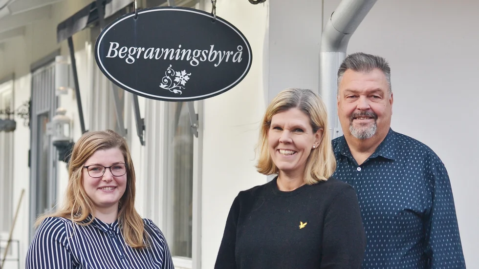 Josefine Lindwall och Annie och Mikael Wårhem utanför begravningsbyrån i Åtvidaberg.