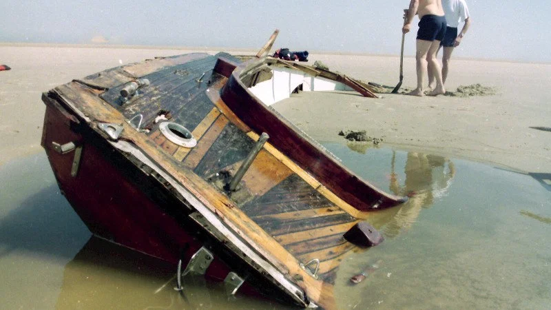 Mannen och hans båt hittades på en sandbank vid Nederländernas kust år 1995. Nu har mannen identifierats.