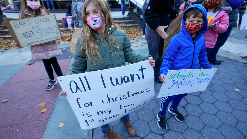 På bilden från den 14 november demonstrerar skolelever i New York mot en stängning av dem, som alltså nu blir verklighet.