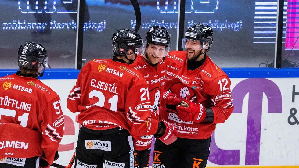 Marcus Eriksson (till höger) svarade för två assist i sin comeback.