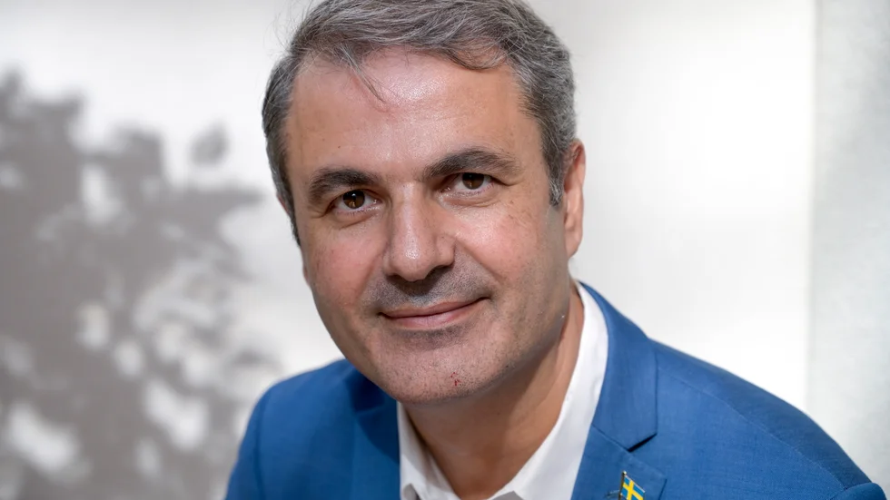 Ibrahim Baylan håller presskonferens.