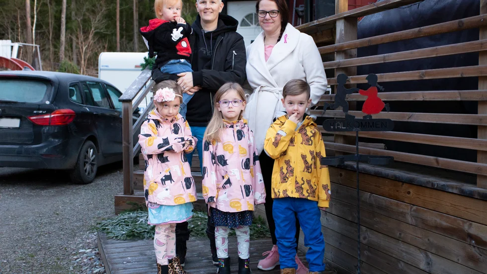 Petra Eidhagen och hustrun Emma tillsammans med Wilma (i famnen) och trillingarna Alexandra, Julia och Melanie. 