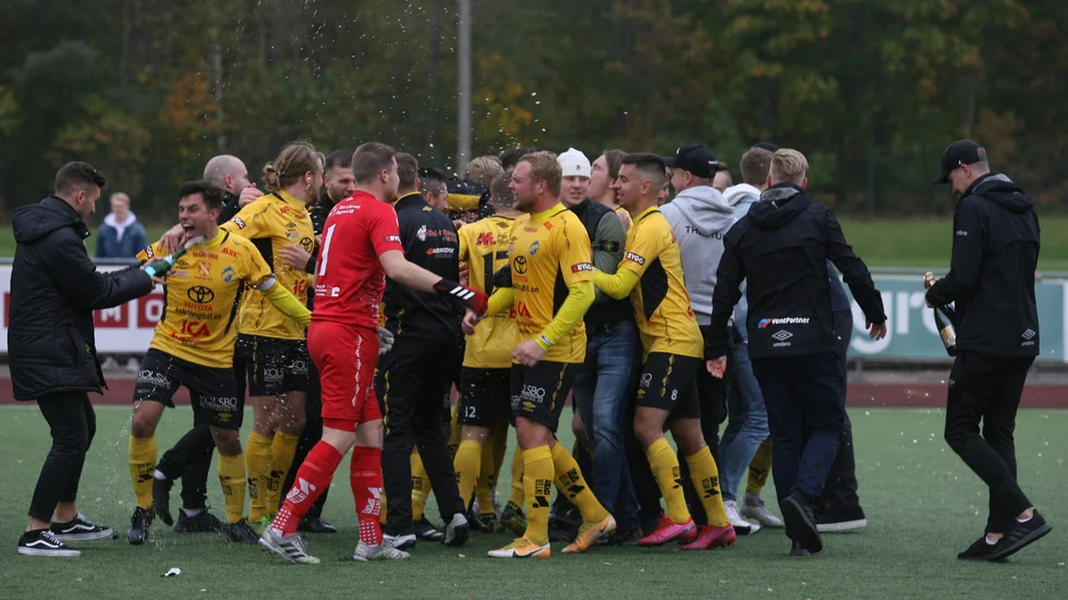 Mjölby AI jublar efter seriesegern i division 3.